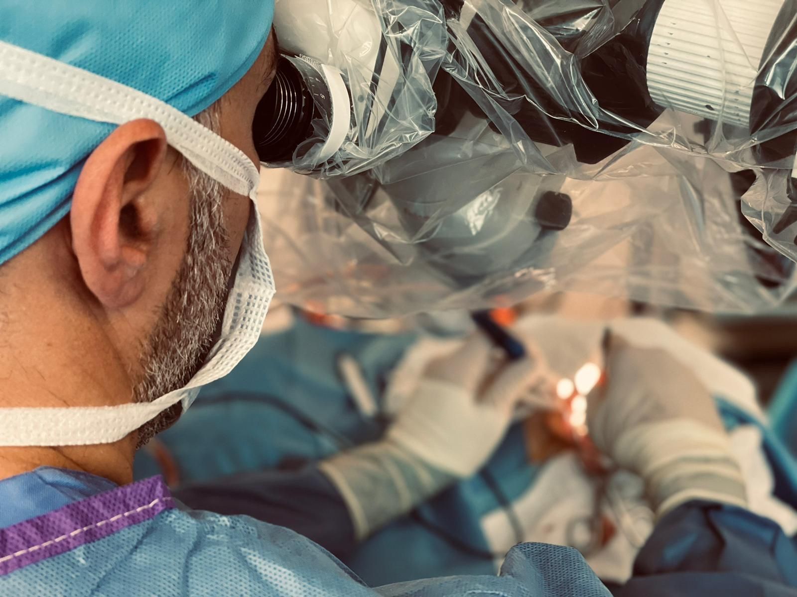 docteur sinasi yildiz chirurgien au microscope opératoire