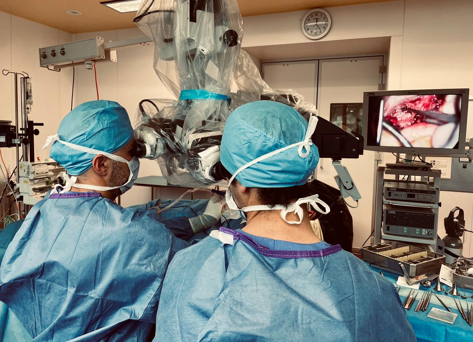 docteur sinasi yildiz chirurgien au microscope opératoire