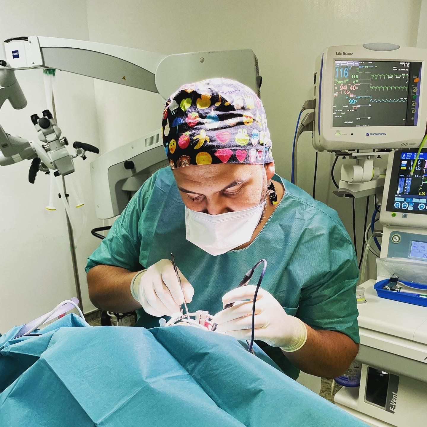 docteur amine harichane chirurgien au bloc opératoire